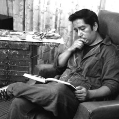 Silva Cajahuaringa reposando con lectura Sikva Cajahuaringa reposando con lectura
